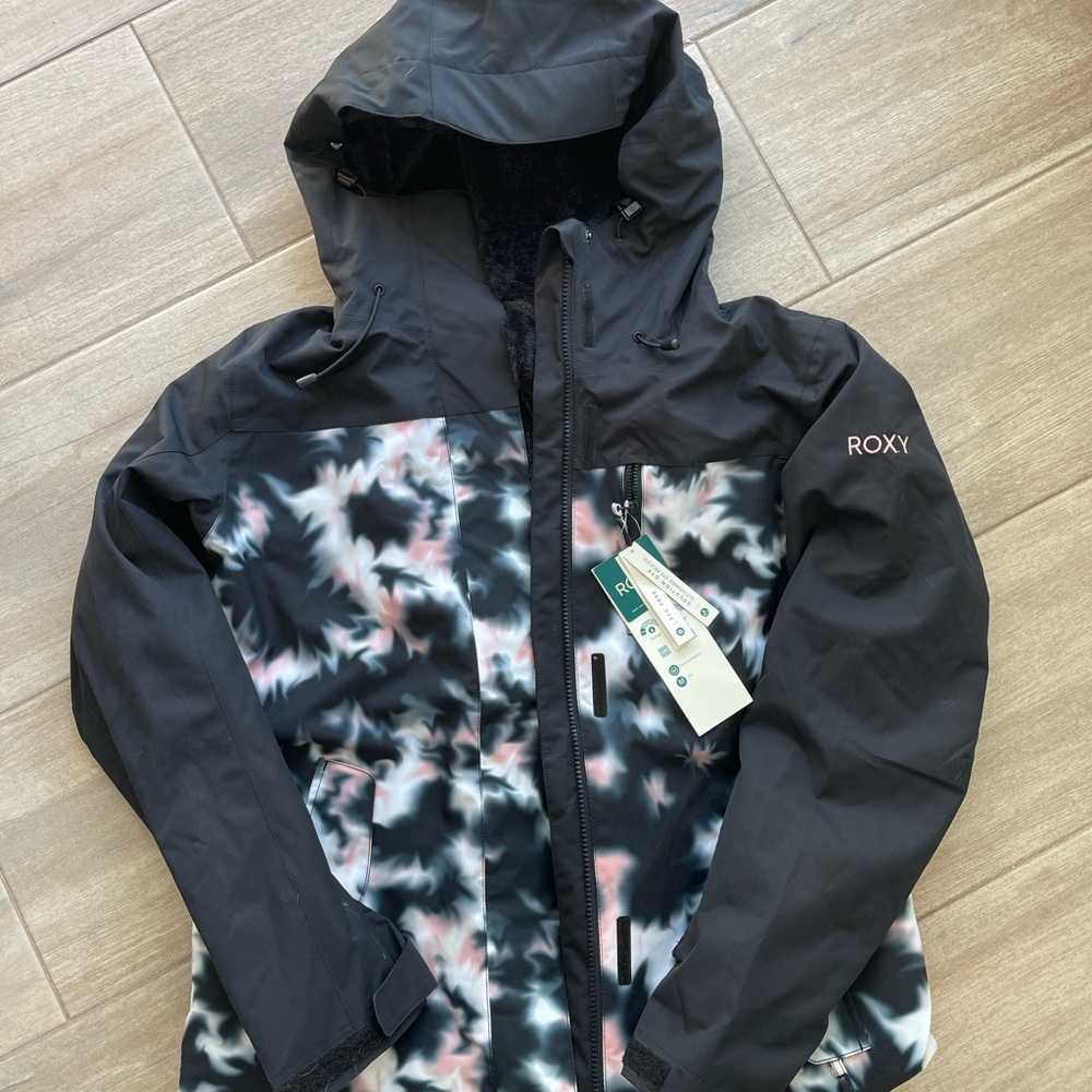 Roxy Women’s jacket. Super cozy, fuzzy, removable liner. Tags on!